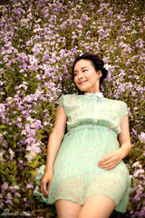 组图：于越碎花裙清爽写真 演绎盛夏田园风