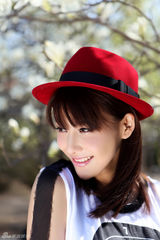 组图：贾青最新夏日写真 演绎时尚达人小资风采