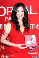 幻灯图：王馨平婚后首度亮相台湾 红裙代言韵味十足