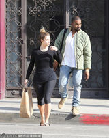 组图：卡戴珊丸子头素颜出镜 着紧身衣身材肥硕