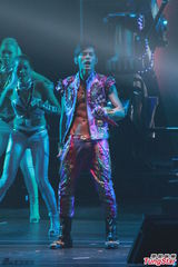 组图：周杰伦开个唱大秀人鱼线 张智霖同台助阵