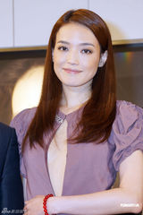 组图：舒淇优雅长裙性感代言 低胸美背十足抢镜