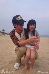 组图：网曝吴尊三亚陪萝莉玩沙显父爱 疑似女儿