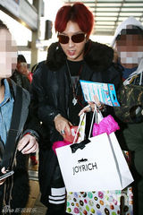 组图：李准基飞广州办见面会 红发抢眼派签名