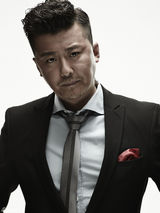 组图：柳小海黑白映像曝光 眼神忧郁展熟男风采