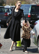 组图：朱莉皮特带子女度情人节 儿子酷似小霸王