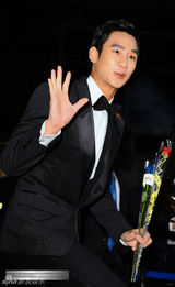 组图：金秀贤黑色修身西装变身帅气小王子