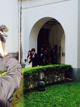 组图：张震大婚献吻娇妻 亲手为新娘提裙摆