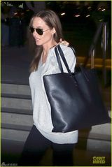 组图：朱莉便装黑超赴情人节 12岁儿子提大包