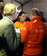 组图：普京造访同性恋酒吧 与女同冠军拥抱共饮