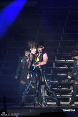 幻灯图：罗志祥开唱萧亚轩捧场 贴身热舞引高潮