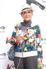 高清图：古天乐面对女模目不斜视 有意退休后开店