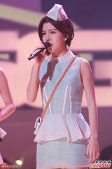 组图：《劲歌金曲》录影 容祖儿米奇装现身BY2献唱