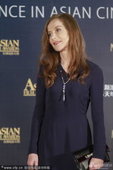 组图：法国著名女星于佩尔蓝裙优雅现身