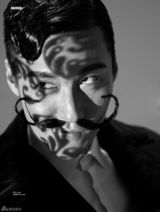 高清图：胡兵诠释时尚怀旧风 诙谐演绎超现实