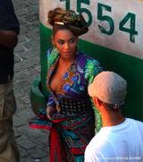 幻灯：碧昂斯与艾丽西亚合作新曲 拍MV比拼性感