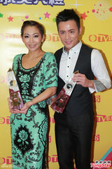 组图：金曲榜颁奖星光黯淡 张敬轩献主持处女秀