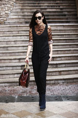 组图：小宋佳豹纹配裤装拍街拍帅气十足