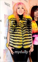 组图：李钟硕等出席时尚派对 宋茜低胸CL露腰