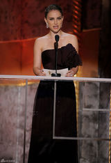 高清组图：娜塔莉-波特曼性感抹胸礼服美艳亮相