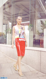 组图：爱戴穿人像印花潮T 显鬼马女人味