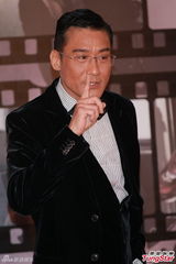 组图：梁家辉亮相金像奖红毯 举手致意