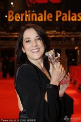 组图：柏林电影节闭幕 《孩童姿势》获金熊奖