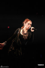 组图：卫兰个唱展魔幻双翅 老板黎明控制台助阵