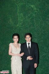 组图：晶刚香港婚宴 郭晶晶坠钻礼服挽霍启刚亮相