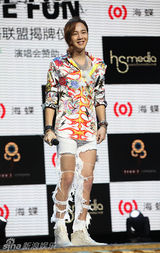 组图：张根硕白色情人节来京 性感裤装抢镜