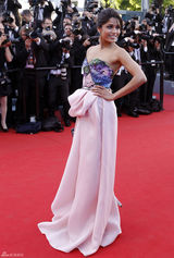 高清组图：印度女星芙蕾达-平托粉色抹胸裙亮相