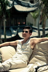 组图：严屹宽杂志写真曝光  优雅型男玩度假风