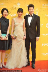 组图：陈燃朴施厚领衔 《香气》剧组红毯玩自拍