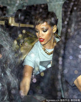 组图：蕾哈娜穿迷彩拜访夜店 众星捧月气场强