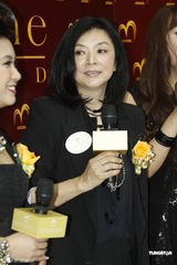 组图：陈玉莲笑言没扮靓秘方 称还未为华仔送祝福