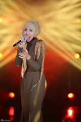 组图：周笔畅玩谢耳朵乐器 邓紫棋黑丝秀腿