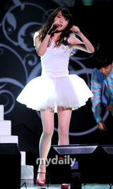 组图：韩歌手IU出道千日粉丝见面会 公主裙可爱俏皮