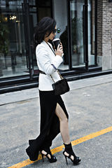 组图：翁虹携女时髦出街 时尚风范大气高端