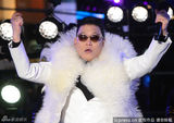 组图：鸟叔跳马舞纽约跨年 小天后泰勒卡莉献唱