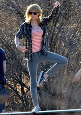 组图：泰勒MV与男模亲昵搂抱 金鸡独立露奶罩