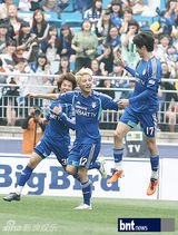 组图：JYJ成员金俊秀与李起光李莞等参加足球赛