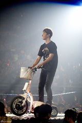 高清组图：东方神起首尔开唱 劲歌热舞大汗淋漓