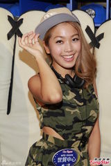 组图：傅嘉莉姜丽文松冈李那出席活动秀事业线