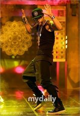 组图：雪莉灿烈主持MCD 金贤重扯衣秀人鱼线