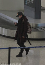 组图：陈思诚独自现身上海 一路电话讲不停