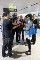 组图：李冰冰亮相慈善夜 认购泰迪熊支持教育