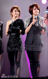 组图：周笔畅韩庚献唱深圳跨年 全场祝福Selina