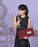 组图：王珞丹获最佳女配角后台亲吻金鸡