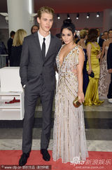 组图：玉女凡妮莎深V及腰 和小男友如胶似漆