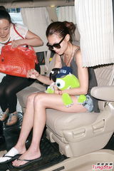 组图：周秀娜日本出外景右脚受伤 坐轮椅返港